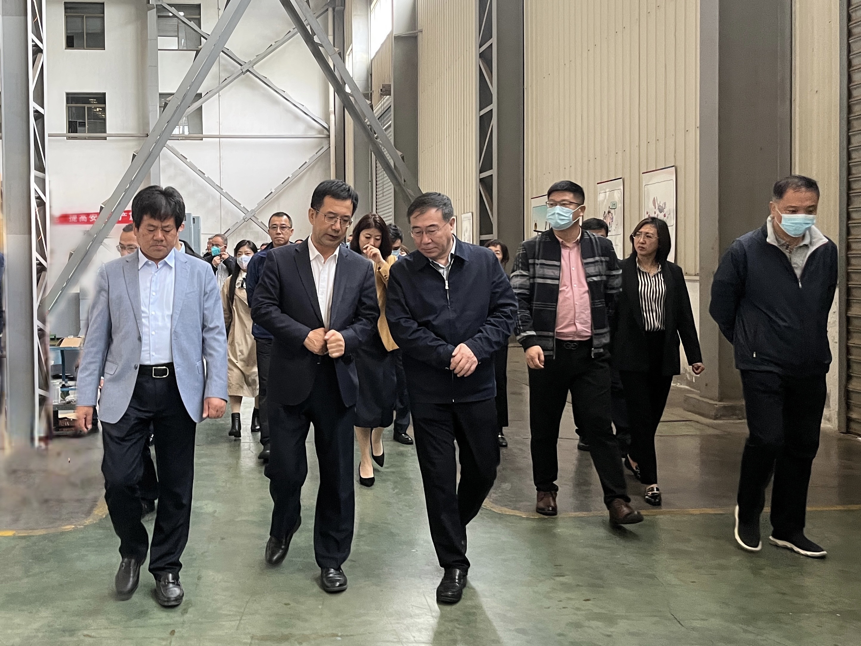 圖為日發(fā)機床董事長(cháng)梁海青（左）和研發(fā)中心副主任陸平山（中）陪同吉林省發(fā)改委一級巡視員張志勇（右）參觀(guān)車(chē)間.JPG