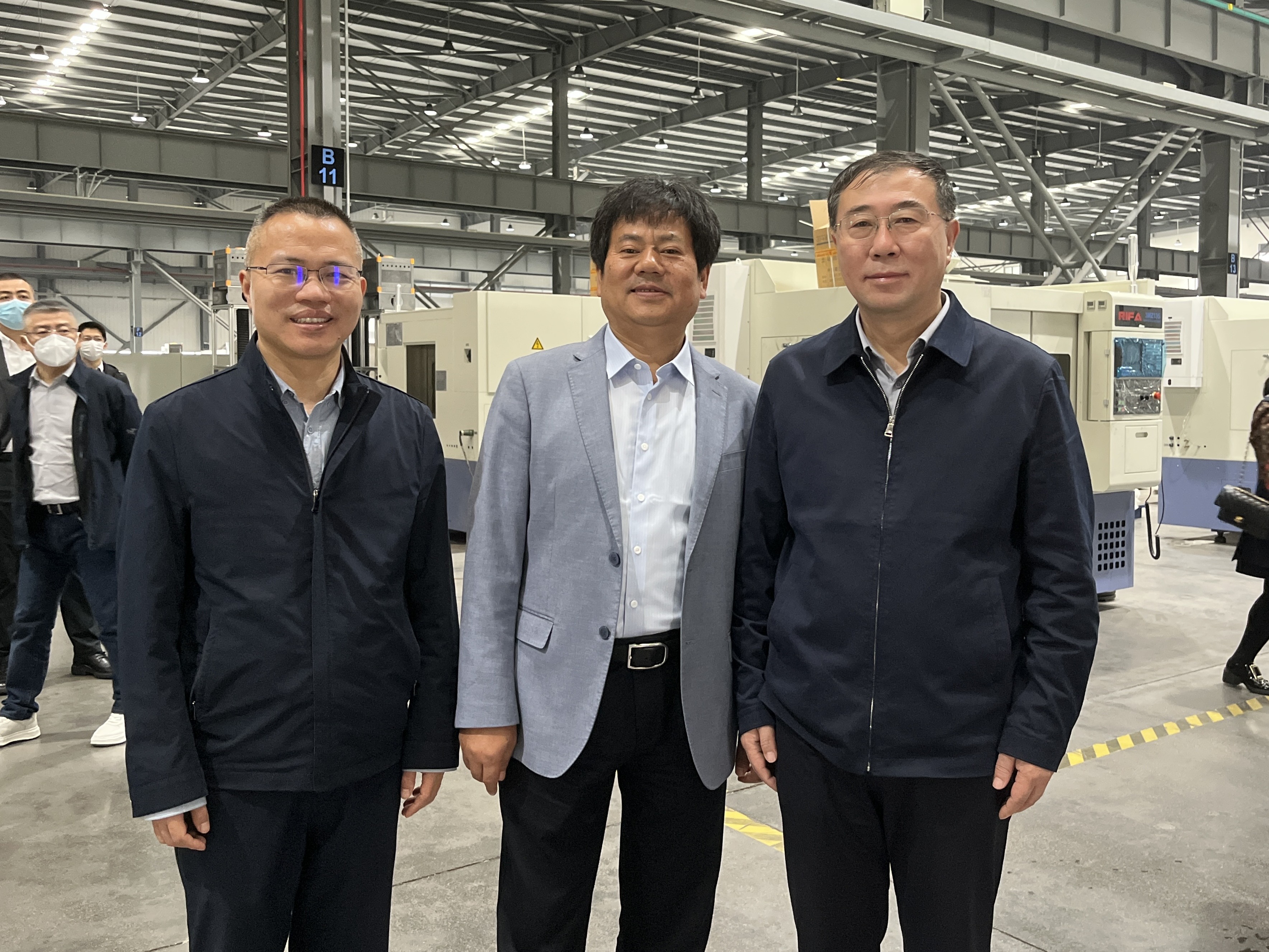 圖為日發(fā)機床董事長(cháng)梁海青（中）、吉林省發(fā)改委一級巡視員張志勇（右）及吉林省發(fā)改委黨組成員潘建勇（左）合照.JPG