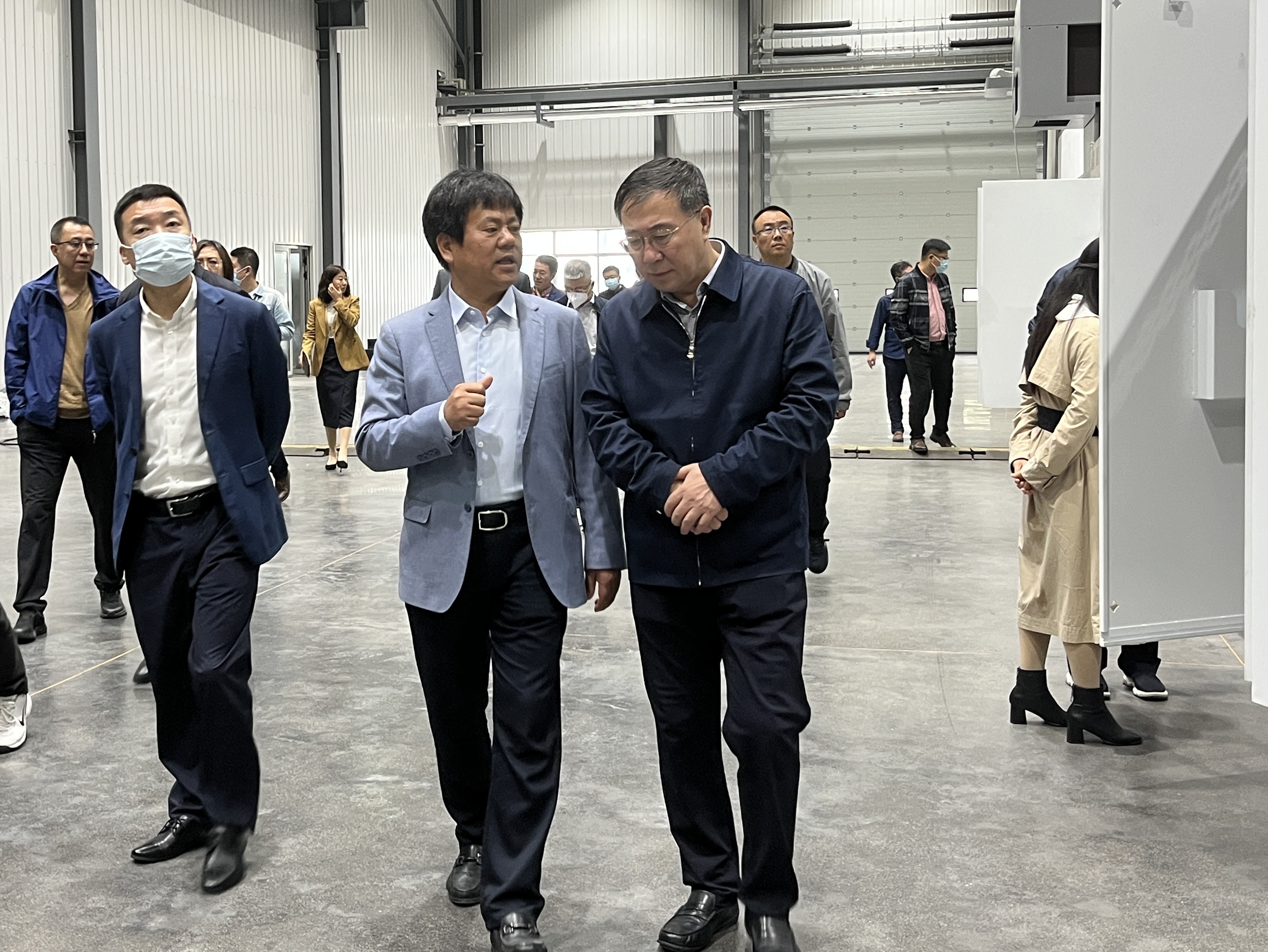 圖為日發(fā)機床董事長(cháng)梁海青（左）與吉林省發(fā)改委一級巡視員張志勇交流.JPG