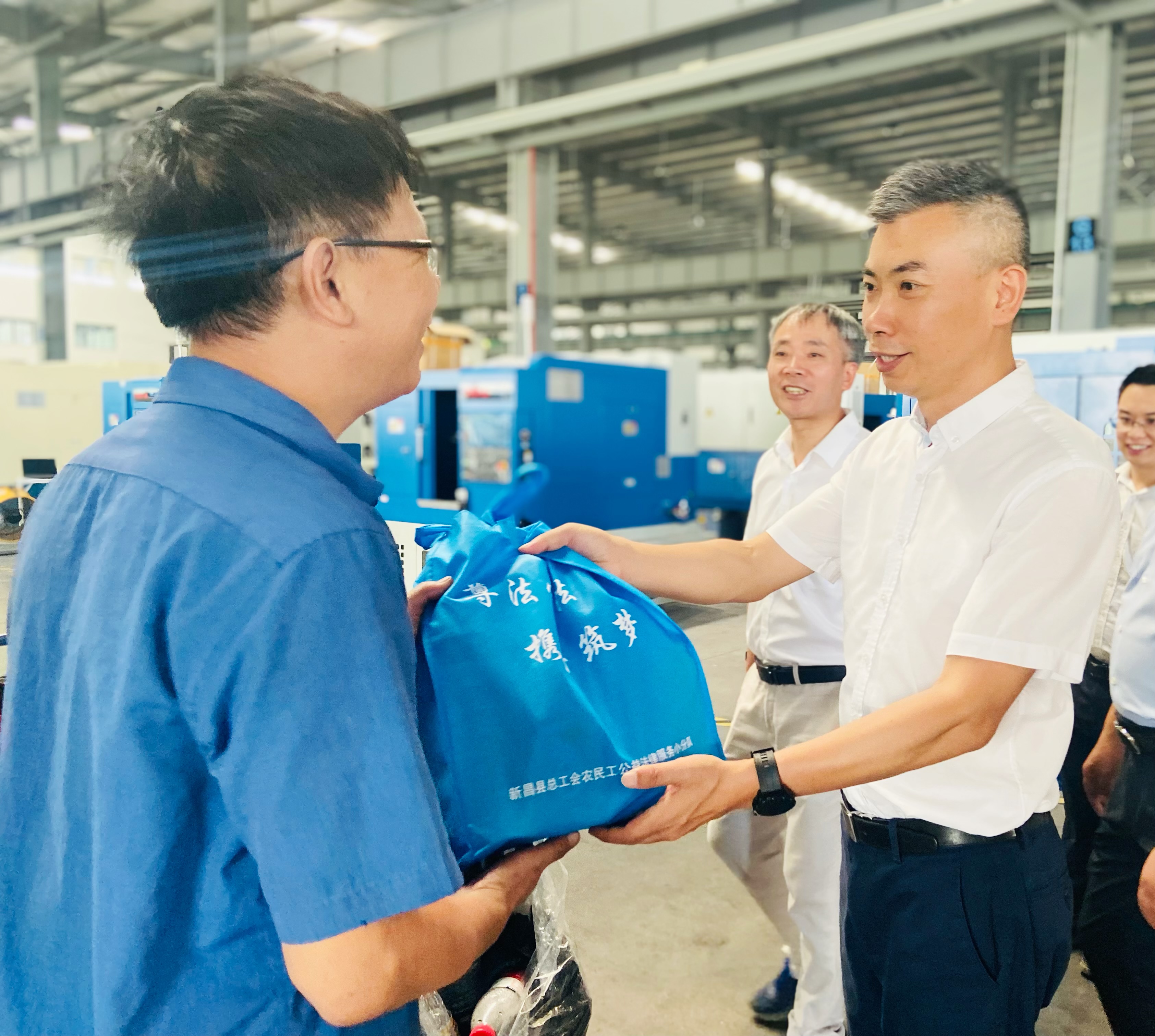 新昌縣總工會(huì )副主席俞青虎（右）慰問(wèn)職工.JPG