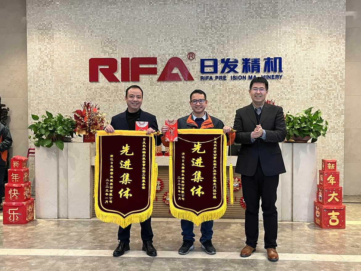 機床事業(yè)群總經(jīng)理周亮給先進(jìn)集體頒獎.JPG